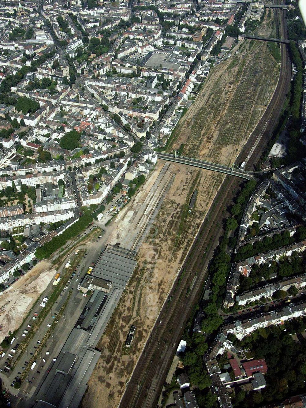 Aerial photograph Düsseldorf (NRW) - 28.08.2005 Düsseldorf (NRW) Blick auf die Freifläche (Planungsfläche) des ehemaligen Güterbahnhofs in Düsseldorf. Ansprechpartner: Michael Bringmann, Telefon: 0211.89-96749, Fax:0211.89-36749, michael.bringmann@stadt.duesseldorf.de