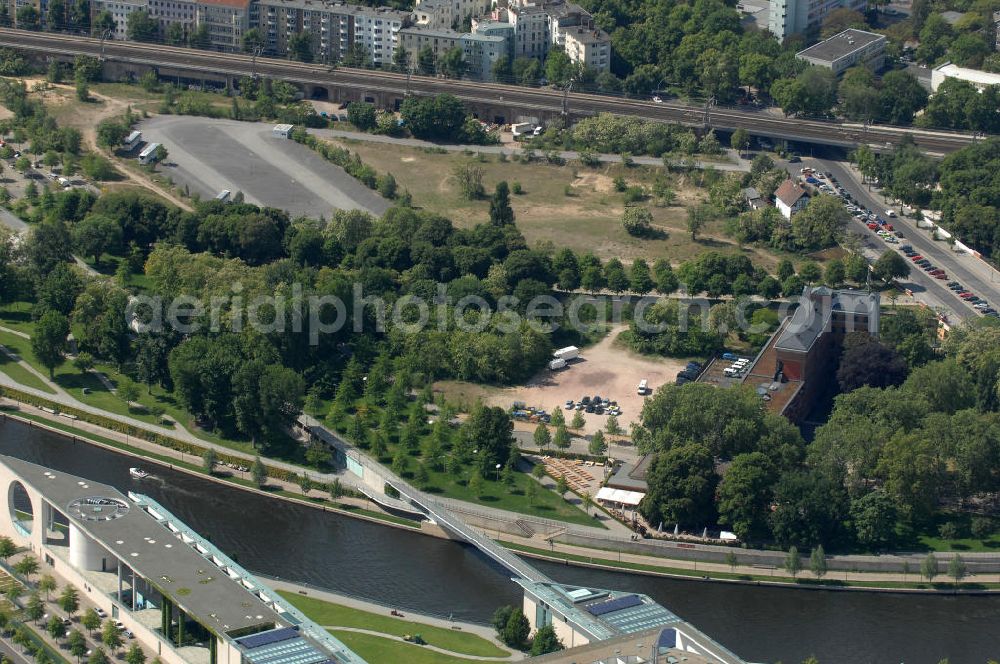 Berlin from the bird's eye view: Blick auf die Planungsfläche für den Neubau des Bundesinnenministeriums in Moabit. Das Bundesinnenministerium soll künftig in direkter Nähe zum Bundeskanzleramt liegen. Der Neubau soll rund 200 Millionen Euro kosten und in unmittelbarer Nachbarschaft zum Sitz des Bundeskanzlers entstehen. Derzeit wird das geplante Neubaugelände als Busparkplatz für Besuchergruppen des Bundestags genutzt. Das Bundesinnenministerium befindet sich bisher noch zur Miete im Freiberger Spreebogen im Berliner Stadtteil Wedding