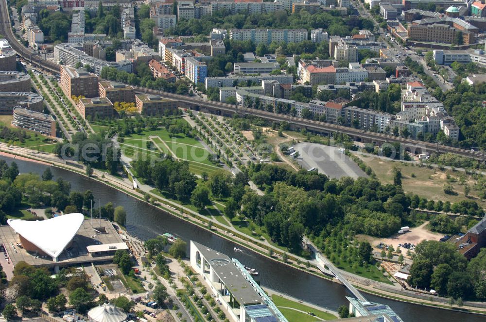 Aerial image Berlin - Blick auf die Planungsfläche für den Neubau des Bundesinnenministeriums in Moabit. Das Bundesinnenministerium soll künftig in direkter Nähe zum Bundeskanzleramt liegen. Der Neubau soll rund 200 Millionen Euro kosten und in unmittelbarer Nachbarschaft zum Sitz des Bundeskanzlers entstehen. Derzeit wird das geplante Neubaugelände als Busparkplatz für Besuchergruppen des Bundestags genutzt. Das Bundesinnenministerium befindet sich bisher noch zur Miete im Freiberger Spreebogen im Berliner Stadtteil Wedding