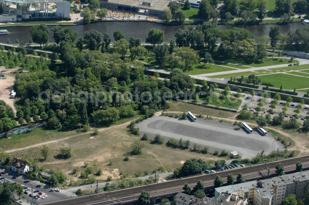 Aerial photograph Berlin - Blick auf die Planungsfläche für den Neubau des Bundesinnenministeriums in Moabit. Das Bundesinnenministerium soll künftig in direkter Nähe zum Bundeskanzleramt liegen. Der Neubau soll rund 200 Millionen Euro kosten und in unmittelbarer Nachbarschaft zum Sitz des Bundeskanzlers entstehen. Derzeit wird das geplante Neubaugelände als Busparkplatz für Besuchergruppen des Bundestags genutzt. Das Bundesinnenministerium befindet sich bisher noch zur Miete im Freiberger Spreebogen im Berliner Stadtteil Wedding