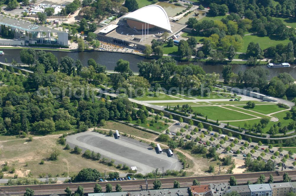 Berlin from above - Blick auf die Planungsfläche für den Neubau des Bundesinnenministeriums in Moabit. Das Bundesinnenministerium soll künftig in direkter Nähe zum Bundeskanzleramt liegen. Der Neubau soll rund 200 Millionen Euro kosten und in unmittelbarer Nachbarschaft zum Sitz des Bundeskanzlers entstehen. Derzeit wird das geplante Neubaugelände als Busparkplatz für Besuchergruppen des Bundestags genutzt. Das Bundesinnenministerium befindet sich bisher noch zur Miete im Freiberger Spreebogen im Berliner Stadtteil Wedding