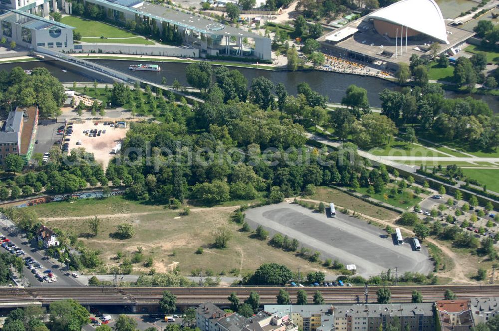 Berlin from the bird's eye view: Blick auf die Planungsfläche für den Neubau des Bundesinnenministeriums in Moabit. Das Bundesinnenministerium soll künftig in direkter Nähe zum Bundeskanzleramt liegen. Der Neubau soll rund 200 Millionen Euro kosten und in unmittelbarer Nachbarschaft zum Sitz des Bundeskanzlers entstehen. Derzeit wird das geplante Neubaugelände als Busparkplatz für Besuchergruppen des Bundestags genutzt. Das Bundesinnenministerium befindet sich bisher noch zur Miete im Freiberger Spreebogen im Berliner Stadtteil Wedding