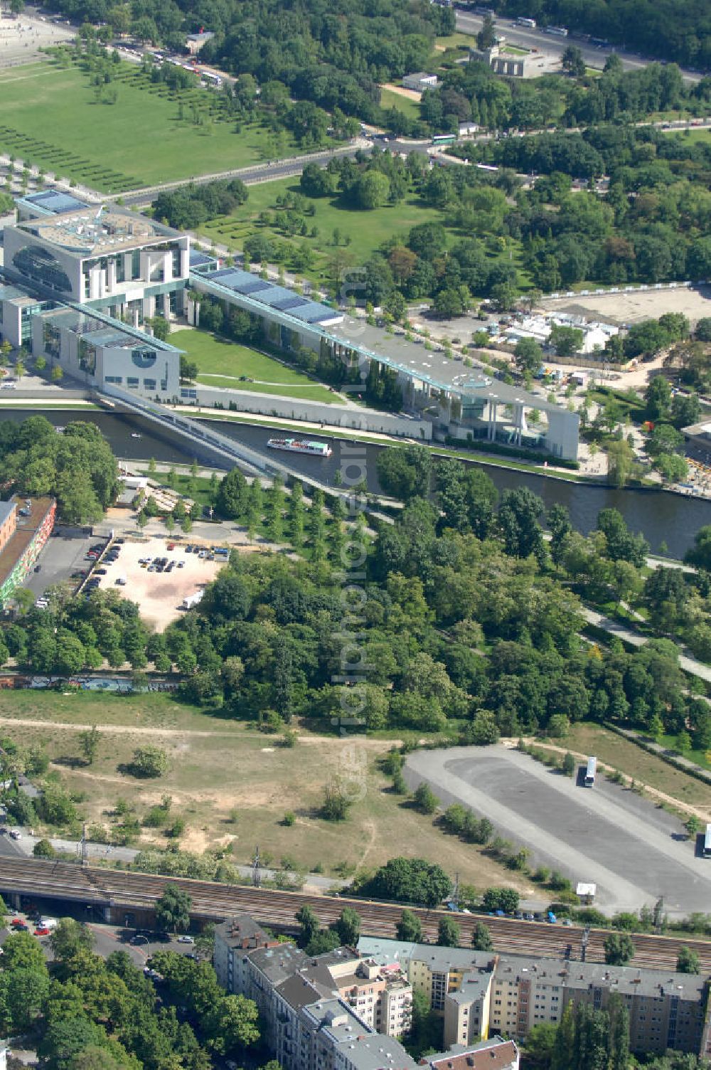 Aerial image Berlin - Blick auf die Planungsfläche für den Neubau des Bundesinnenministeriums in Moabit. Das Bundesinnenministerium soll künftig in direkter Nähe zum Bundeskanzleramt liegen. Der Neubau soll rund 200 Millionen Euro kosten und in unmittelbarer Nachbarschaft zum Sitz des Bundeskanzlers entstehen. Derzeit wird das geplante Neubaugelände als Busparkplatz für Besuchergruppen des Bundestags genutzt. Das Bundesinnenministerium befindet sich bisher noch zur Miete im Freiberger Spreebogen im Berliner Stadtteil Wedding