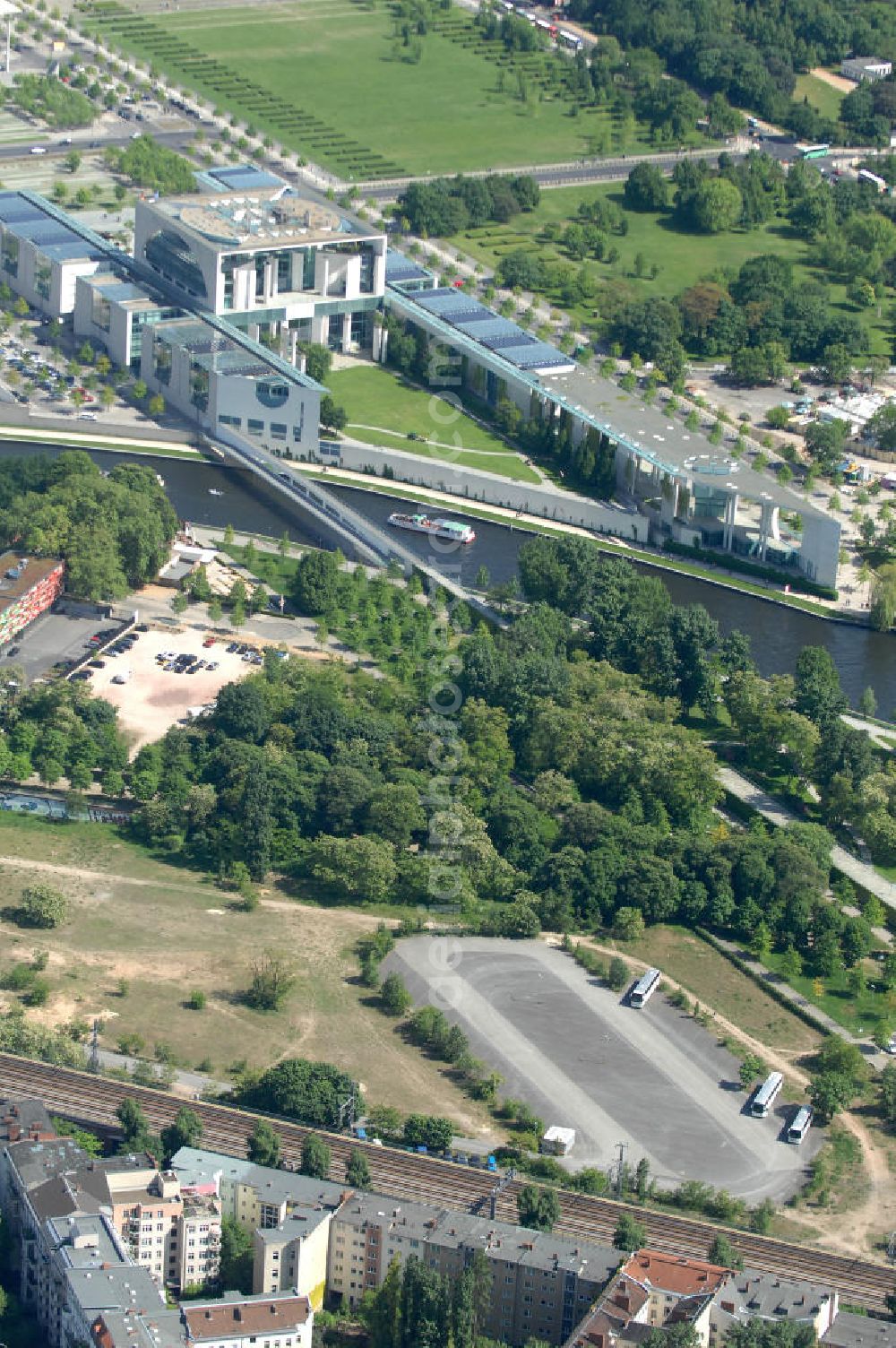 Aerial photograph Berlin - Blick auf die Planungsfläche für den Neubau des Bundesinnenministeriums in Moabit. Das Bundesinnenministerium soll künftig in direkter Nähe zum Bundeskanzleramt liegen. Der Neubau soll rund 200 Millionen Euro kosten und in unmittelbarer Nachbarschaft zum Sitz des Bundeskanzlers entstehen. Derzeit wird das geplante Neubaugelände als Busparkplatz für Besuchergruppen des Bundestags genutzt. Das Bundesinnenministerium befindet sich bisher noch zur Miete im Freiberger Spreebogen im Berliner Stadtteil Wedding