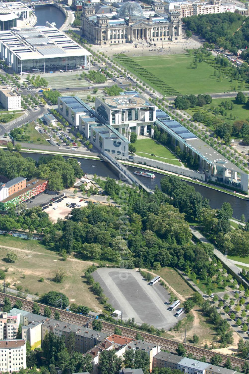 Berlin from above - Blick auf die Planungsfläche für den Neubau des Bundesinnenministeriums in Moabit. Das Bundesinnenministerium soll künftig in direkter Nähe zum Bundeskanzleramt liegen. Der Neubau soll rund 200 Millionen Euro kosten und in unmittelbarer Nachbarschaft zum Sitz des Bundeskanzlers entstehen. Derzeit wird das geplante Neubaugelände als Busparkplatz für Besuchergruppen des Bundestags genutzt. Das Bundesinnenministerium befindet sich bisher noch zur Miete im Freiberger Spreebogen im Berliner Stadtteil Wedding