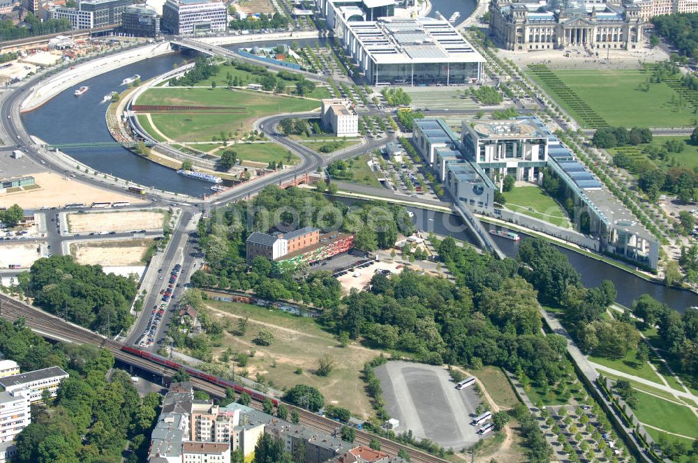 Berlin from the bird's eye view: Blick auf die Planungsfläche für den Neubau des Bundesinnenministeriums in Moabit. Das Bundesinnenministerium soll künftig in direkter Nähe zum Bundeskanzleramt liegen. Der Neubau soll rund 200 Millionen Euro kosten und in unmittelbarer Nachbarschaft zum Sitz des Bundeskanzlers entstehen. Derzeit wird das geplante Neubaugelände als Busparkplatz für Besuchergruppen des Bundestags genutzt. Das Bundesinnenministerium befindet sich bisher noch zur Miete im Freiberger Spreebogen im Berliner Stadtteil Wedding