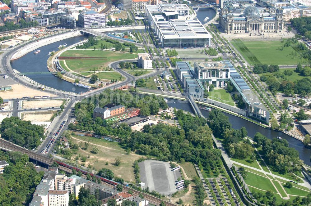 Aerial image Berlin - Blick auf die Planungsfläche für den Neubau des Bundesinnenministeriums in Moabit. Das Bundesinnenministerium soll künftig in direkter Nähe zum Bundeskanzleramt liegen. Der Neubau soll rund 200 Millionen Euro kosten und in unmittelbarer Nachbarschaft zum Sitz des Bundeskanzlers entstehen. Derzeit wird das geplante Neubaugelände als Busparkplatz für Besuchergruppen des Bundestags genutzt. Das Bundesinnenministerium befindet sich bisher noch zur Miete im Freiberger Spreebogen im Berliner Stadtteil Wedding