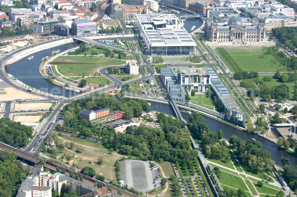 Aerial photograph Berlin - Blick auf die Planungsfläche für den Neubau des Bundesinnenministeriums in Moabit. Das Bundesinnenministerium soll künftig in direkter Nähe zum Bundeskanzleramt liegen. Der Neubau soll rund 200 Millionen Euro kosten und in unmittelbarer Nachbarschaft zum Sitz des Bundeskanzlers entstehen. Derzeit wird das geplante Neubaugelände als Busparkplatz für Besuchergruppen des Bundestags genutzt. Das Bundesinnenministerium befindet sich bisher noch zur Miete im Freiberger Spreebogen im Berliner Stadtteil Wedding