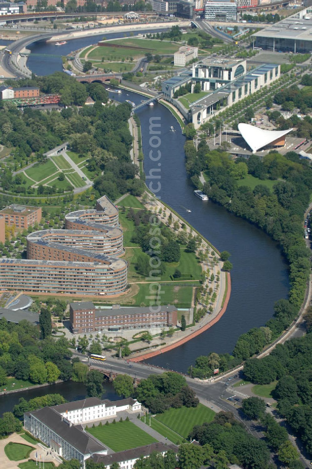 Berlin from above - Blick auf die Schlange am Moabiter Werder am Spreebogen in Moabit.