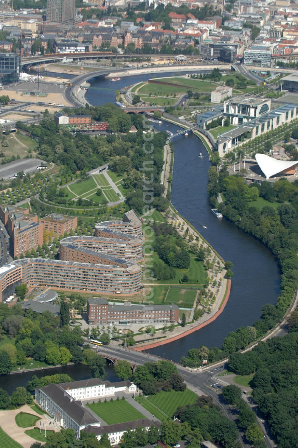 Berlin from the bird's eye view: Blick auf die Planungsfläche für den Neubau des Bundesinnenministeriums in Moabit. Das Bundesinnenministerium soll künftig in direkter Nähe zum Bundeskanzleramt liegen. Der Neubau soll rund 200 Millionen Euro kosten und in unmittelbarer Nachbarschaft zum Sitz des Bundeskanzlers entstehen. Derzeit wird das geplante Neubaugelände als Busparkplatz für Besuchergruppen des Bundestags genutzt. Das Bundesinnenministerium befindet sich bisher noch zur Miete im Freiberger Spreebogen im Berliner Stadtteil Wedding