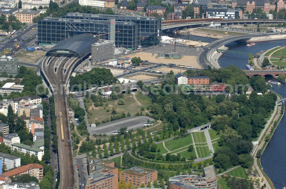 Aerial image Berlin - Blick auf die Planungsfläche für den Neubau des Bundesinnenministeriums in Moabit. Das Bundesinnenministerium soll künftig in direkter Nähe zum Bundeskanzleramt liegen. Der Neubau soll rund 200 Millionen Euro kosten und in unmittelbarer Nachbarschaft zum Sitz des Bundeskanzlers entstehen. Derzeit wird das geplante Neubaugelände als Busparkplatz für Besuchergruppen des Bundestags genutzt. Das Bundesinnenministerium befindet sich bisher noch zur Miete im Freiberger Spreebogen im Berliner Stadtteil Wedding