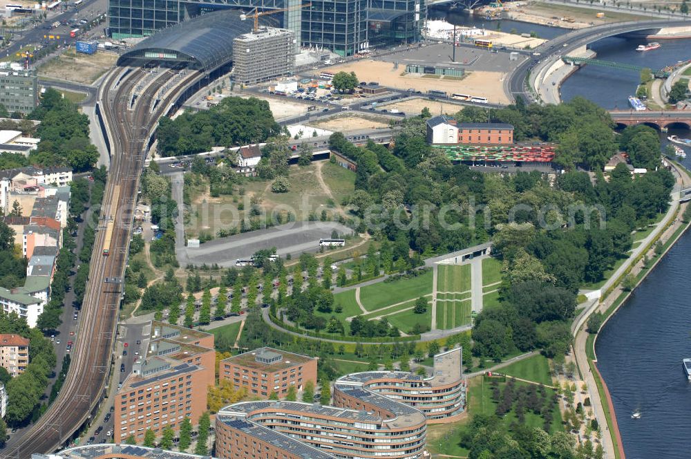 Aerial photograph Berlin - Blick auf die Planungsfläche für den Neubau des Bundesinnenministeriums in Moabit. Das Bundesinnenministerium soll künftig in direkter Nähe zum Bundeskanzleramt liegen. Der Neubau soll rund 200 Millionen Euro kosten und in unmittelbarer Nachbarschaft zum Sitz des Bundeskanzlers entstehen. Derzeit wird das geplante Neubaugelände als Busparkplatz für Besuchergruppen des Bundestags genutzt. Das Bundesinnenministerium befindet sich bisher noch zur Miete im Freiberger Spreebogen im Berliner Stadtteil Wedding