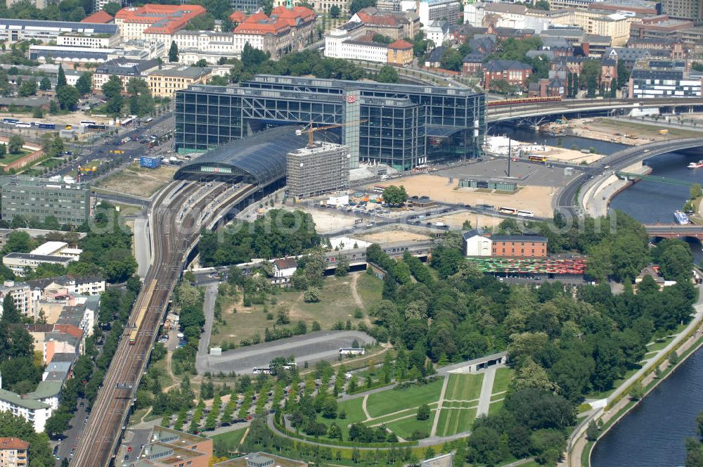 Berlin from above - Blick auf die Planungsfläche für den Neubau des Bundesinnenministeriums in Moabit. Das Bundesinnenministerium soll künftig in direkter Nähe zum Bundeskanzleramt liegen. Der Neubau soll rund 200 Millionen Euro kosten und in unmittelbarer Nachbarschaft zum Sitz des Bundeskanzlers entstehen. Derzeit wird das geplante Neubaugelände als Busparkplatz für Besuchergruppen des Bundestags genutzt. Das Bundesinnenministerium befindet sich bisher noch zur Miete im Freiberger Spreebogen im Berliner Stadtteil Wedding