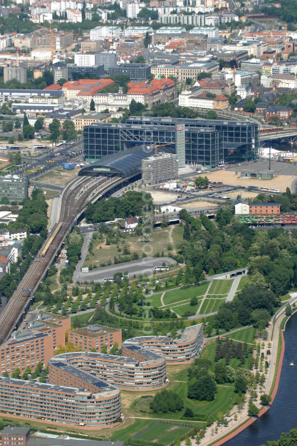 Berlin from the bird's eye view: Blick auf die Planungsfläche für den Neubau des Bundesinnenministeriums in Moabit. Das Bundesinnenministerium soll künftig in direkter Nähe zum Bundeskanzleramt liegen. Der Neubau soll rund 200 Millionen Euro kosten und in unmittelbarer Nachbarschaft zum Sitz des Bundeskanzlers entstehen. Derzeit wird das geplante Neubaugelände als Busparkplatz für Besuchergruppen des Bundestags genutzt. Das Bundesinnenministerium befindet sich bisher noch zur Miete im Freiberger Spreebogen im Berliner Stadtteil Wedding