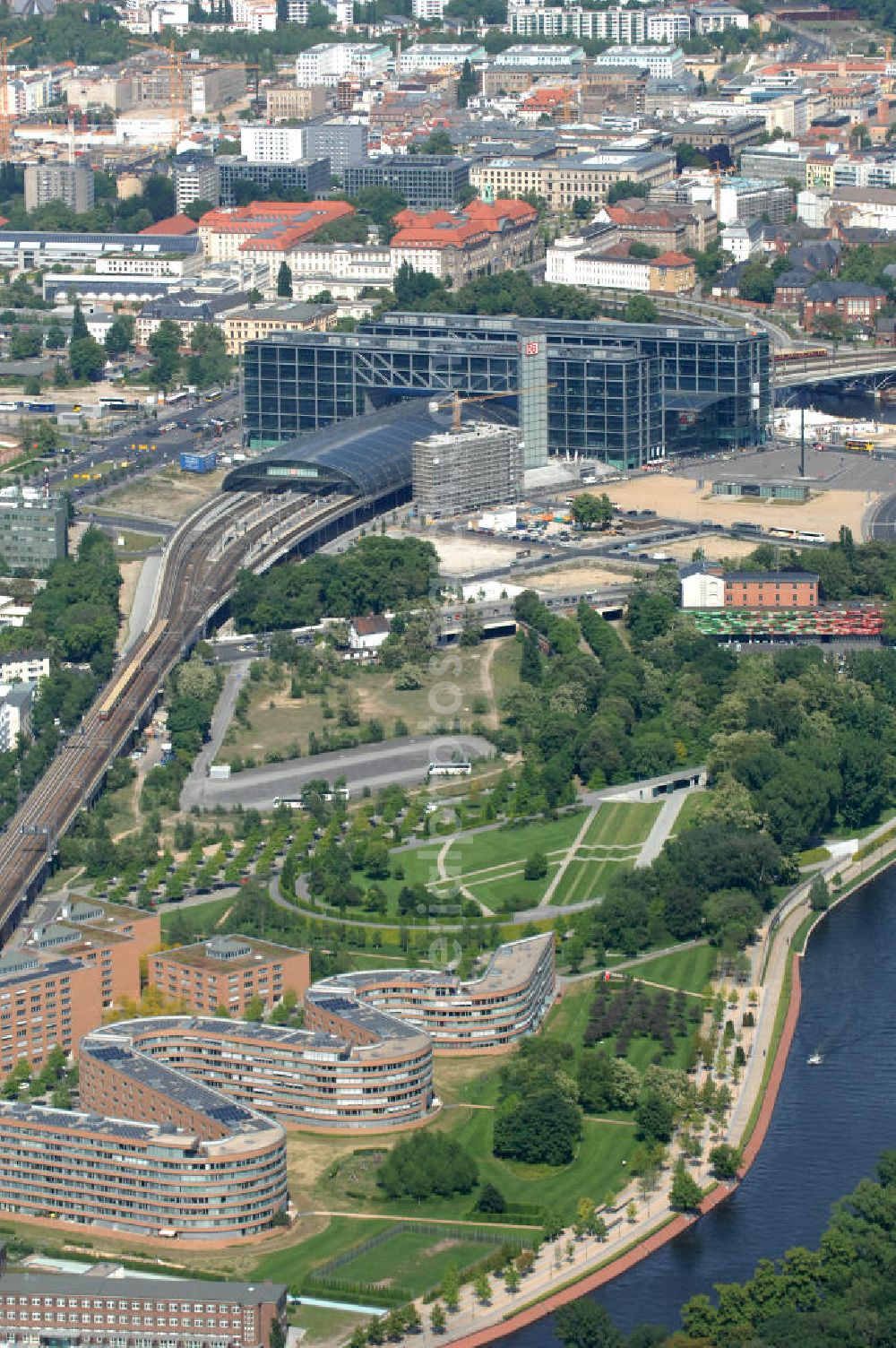 Aerial image Berlin - Blick auf die Planungsfläche für den Neubau des Bundesinnenministeriums in Moabit. Das Bundesinnenministerium soll künftig in direkter Nähe zum Bundeskanzleramt liegen. Der Neubau soll rund 200 Millionen Euro kosten und in unmittelbarer Nachbarschaft zum Sitz des Bundeskanzlers entstehen. Derzeit wird das geplante Neubaugelände als Busparkplatz für Besuchergruppen des Bundestags genutzt. Das Bundesinnenministerium befindet sich bisher noch zur Miete im Freiberger Spreebogen im Berliner Stadtteil Wedding