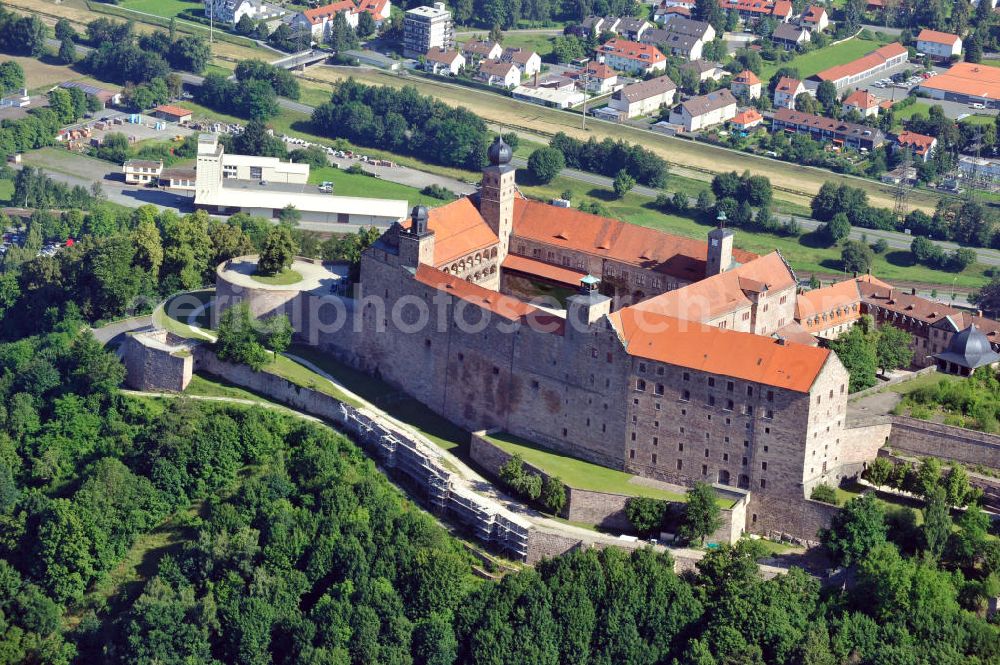 Kulmbach from the bird's eye view: Die Plassenburg in Kulmbach, Bayern. Aufgrund ihrer militärischen Stärke und künstlerischen Ausgestaltung genoss die Burganlage in früheren Jahrhunderten einen fast legendären Ruf. Im dritten Reich beherbergte sie die Reichsschule der deutschen Technik, heutzutage befinden sich hier das staatliche Museum Die Hohenzollern in Franken , das Armeemuseum Friedrich der Große, das Landschaftsmuseum Obermain und das Deutsche Zinnfigurenmuseum. Desweiteren finden auf dem Gelände immer wieder Ausstellungen statt. Es befindet sich im Besitz des Freistaats Bayern. Castle Plassenburg in Kulmbach, Bavaria. Several museums are located here.