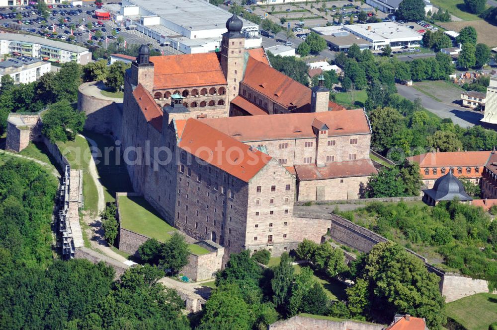 Aerial image Kulmbach - Die Plassenburg in Kulmbach, Bayern. Aufgrund ihrer militärischen Stärke und künstlerischen Ausgestaltung genoss die Burganlage in früheren Jahrhunderten einen fast legendären Ruf. Im dritten Reich beherbergte sie die Reichsschule der deutschen Technik, heutzutage befinden sich hier das staatliche Museum Die Hohenzollern in Franken , das Armeemuseum Friedrich der Große, das Landschaftsmuseum Obermain und das Deutsche Zinnfigurenmuseum. Desweiteren finden auf dem Gelände immer wieder Ausstellungen statt. Es befindet sich im Besitz des Freistaats Bayern. Castle Plassenburg in Kulmbach, Bavaria. Several museums are located here.