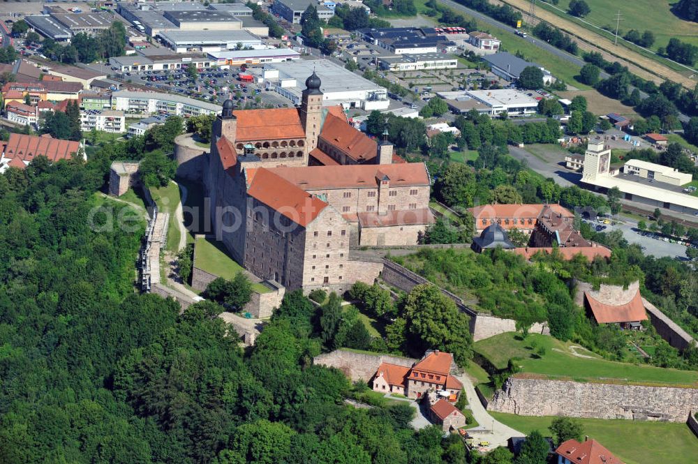 Aerial photograph Kulmbach - Die Plassenburg in Kulmbach, Bayern. Aufgrund ihrer militärischen Stärke und künstlerischen Ausgestaltung genoss die Burganlage in früheren Jahrhunderten einen fast legendären Ruf. Im dritten Reich beherbergte sie die Reichsschule der deutschen Technik, heutzutage befinden sich hier das staatliche Museum Die Hohenzollern in Franken , das Armeemuseum Friedrich der Große, das Landschaftsmuseum Obermain und das Deutsche Zinnfigurenmuseum. Desweiteren finden auf dem Gelände immer wieder Ausstellungen statt. Es befindet sich im Besitz des Freistaats Bayern. Castle Plassenburg in Kulmbach, Bavaria. Several museums are located here.