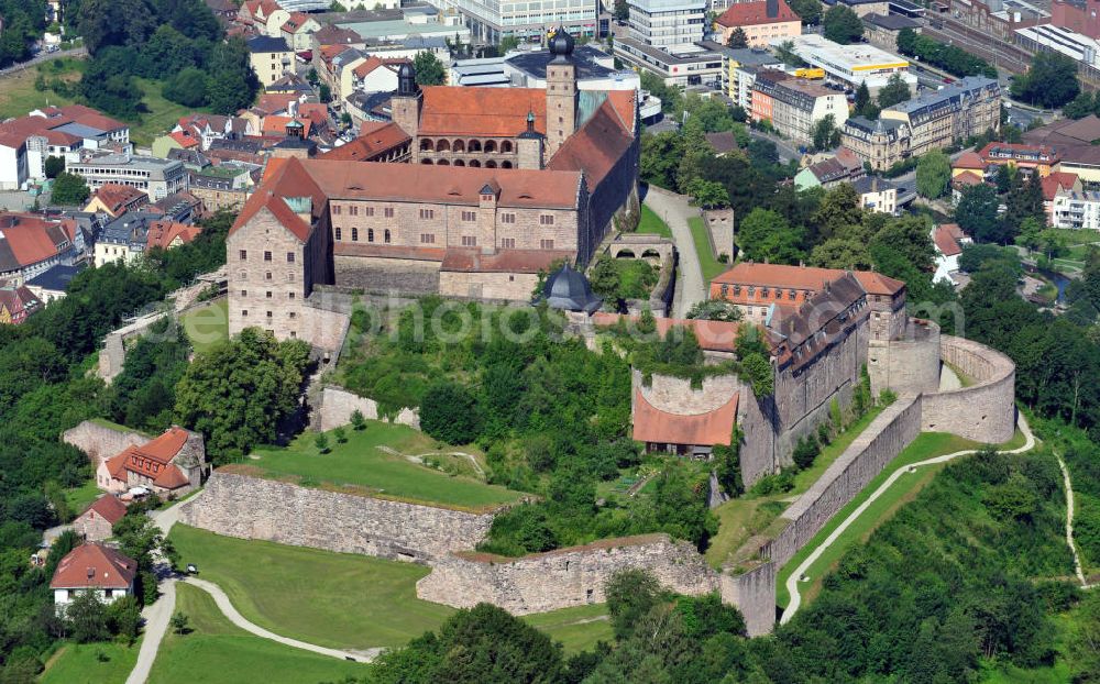 Aerial image Kulmbach - Die Plassenburg in Kulmbach, Bayern. Aufgrund ihrer militärischen Stärke und künstlerischen Ausgestaltung genoss die Burganlage in früheren Jahrhunderten einen fast legendären Ruf. Im dritten Reich beherbergte sie die Reichsschule der deutschen Technik, heutzutage befinden sich hier das staatliche Museum Die Hohenzollern in Franken , das Armeemuseum Friedrich der Große, das Landschaftsmuseum Obermain und das Deutsche Zinnfigurenmuseum. Desweiteren finden auf dem Gelände immer wieder Ausstellungen statt. Es befindet sich im Besitz des Freistaats Bayern. Castle Plassenburg in Kulmbach, Bavaria. Several museums are located here.