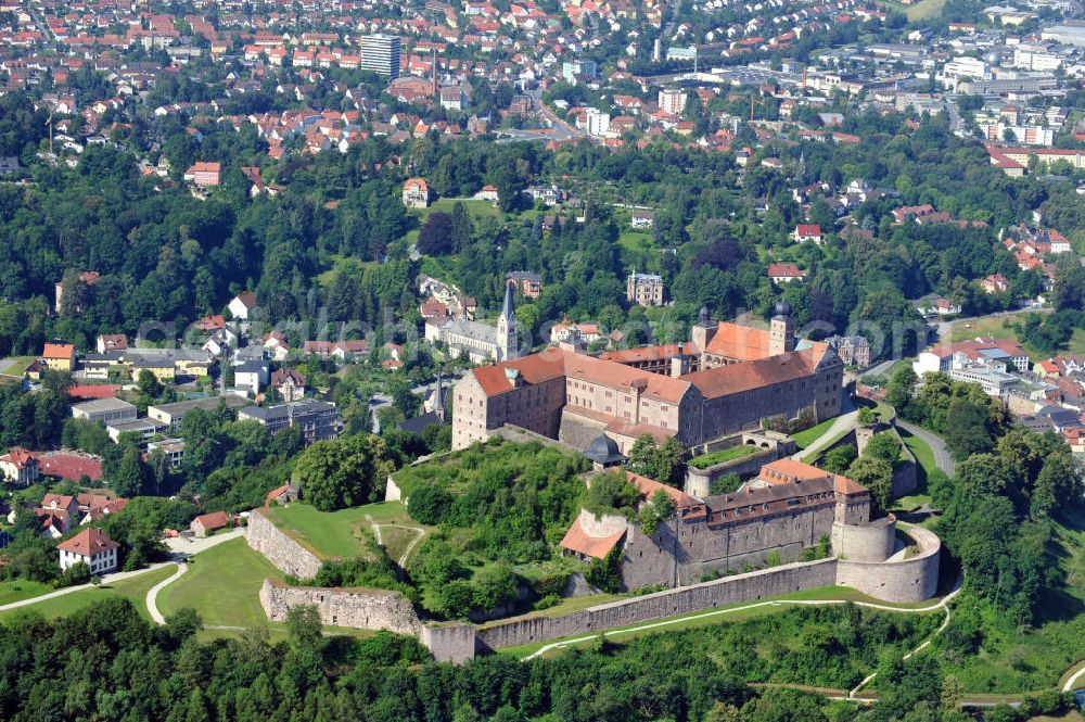 Aerial photograph Kulmbach - Die Plassenburg in Kulmbach, Bayern. Aufgrund ihrer militärischen Stärke und künstlerischen Ausgestaltung genoss die Burganlage in früheren Jahrhunderten einen fast legendären Ruf. Im dritten Reich beherbergte sie die Reichsschule der deutschen Technik, heutzutage befinden sich hier das staatliche Museum Die Hohenzollern in Franken , das Armeemuseum Friedrich der Große, das Landschaftsmuseum Obermain und das Deutsche Zinnfigurenmuseum. Desweiteren finden auf dem Gelände immer wieder Ausstellungen statt. Es befindet sich im Besitz des Freistaats Bayern. Castle Plassenburg in Kulmbach, Bavaria. Several museums are located here.