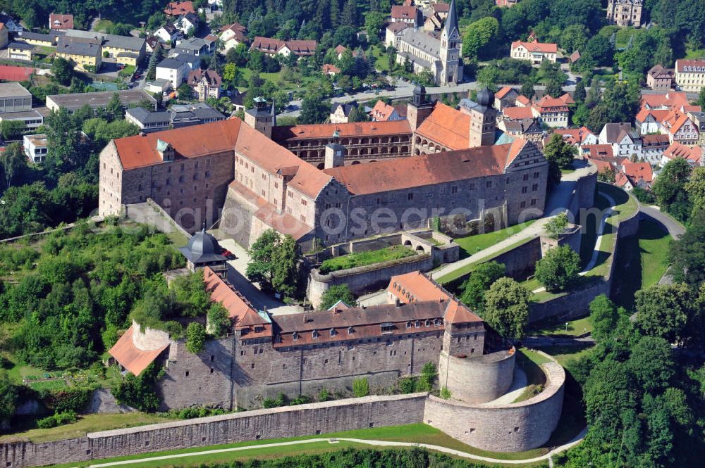 Kulmbach from the bird's eye view: Die Plassenburg in Kulmbach, Bayern. Aufgrund ihrer militärischen Stärke und künstlerischen Ausgestaltung genoss die Burganlage in früheren Jahrhunderten einen fast legendären Ruf. Im dritten Reich beherbergte sie die Reichsschule der deutschen Technik, heutzutage befinden sich hier das staatliche Museum Die Hohenzollern in Franken , das Armeemuseum Friedrich der Große, das Landschaftsmuseum Obermain und das Deutsche Zinnfigurenmuseum. Desweiteren finden auf dem Gelände immer wieder Ausstellungen statt. Es befindet sich im Besitz des Freistaats Bayern. Castle Plassenburg in Kulmbach, Bavaria. Several museums are located here.