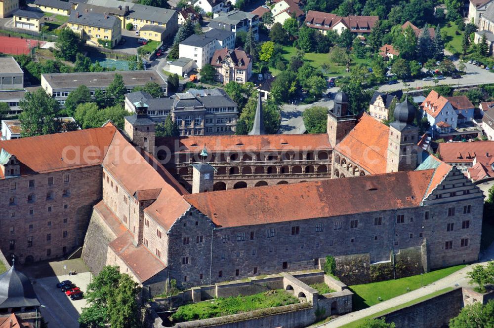 Aerial image Kulmbach - Die Plassenburg in Kulmbach, Bayern. Aufgrund ihrer militärischen Stärke und künstlerischen Ausgestaltung genoss die Burganlage in früheren Jahrhunderten einen fast legendären Ruf. Im dritten Reich beherbergte sie die Reichsschule der deutschen Technik, heutzutage befinden sich hier das staatliche Museum Die Hohenzollern in Franken , das Armeemuseum Friedrich der Große, das Landschaftsmuseum Obermain und das Deutsche Zinnfigurenmuseum. Desweiteren finden auf dem Gelände immer wieder Ausstellungen statt. Es befindet sich im Besitz des Freistaats Bayern. Castle Plassenburg in Kulmbach, Bavaria. Several museums are located here.