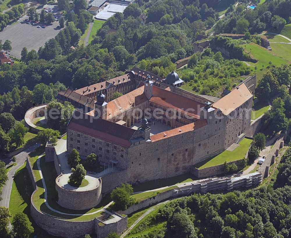 Kulmbach from the bird's eye view: Die Plassenburg in Kulmbach, Bayern. Aufgrund ihrer militärischen Stärke und künstlerischen Ausgestaltung genoss die Burganlage in früheren Jahrhunderten einen fast legendären Ruf. Im dritten Reich beherbergte sie die Reichsschule der deutschen Technik, heutzutage befinden sich hier das staatliche Museum Die Hohenzollern in Franken , das Armeemuseum Friedrich der Große, das Landschaftsmuseum Obermain und das Deutsche Zinnfigurenmuseum. Desweiteren finden auf dem Gelände immer wieder Ausstellungen statt. Es befindet sich im Besitz des Freistaats Bayern. Castle Plassenburg in Kulmbach, Bavaria. Several museums are located here.