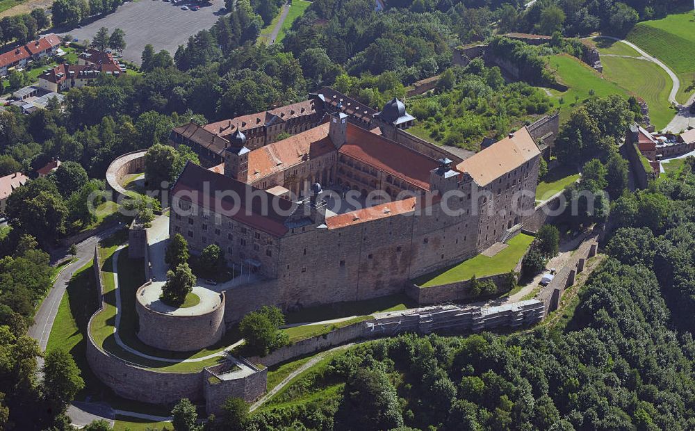 Aerial image Kulmbach - Die Plassenburg in Kulmbach, Bayern. Aufgrund ihrer militärischen Stärke und künstlerischen Ausgestaltung genoss die Burganlage in früheren Jahrhunderten einen fast legendären Ruf. Im dritten Reich beherbergte sie die Reichsschule der deutschen Technik, heutzutage befinden sich hier das staatliche Museum Die Hohenzollern in Franken , das Armeemuseum Friedrich der Große, das Landschaftsmuseum Obermain und das Deutsche Zinnfigurenmuseum. Desweiteren finden auf dem Gelände immer wieder Ausstellungen statt. Es befindet sich im Besitz des Freistaats Bayern. Castle Plassenburg in Kulmbach, Bavaria. Several museums are located here.