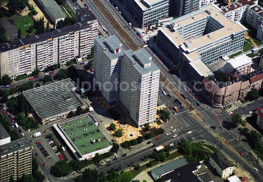 Aerial image Berlin Lichtenberg - Prefab - skyscraper at the intersection Strorkower street corner Möllendorffstraße in Berlin - Lichtenberg