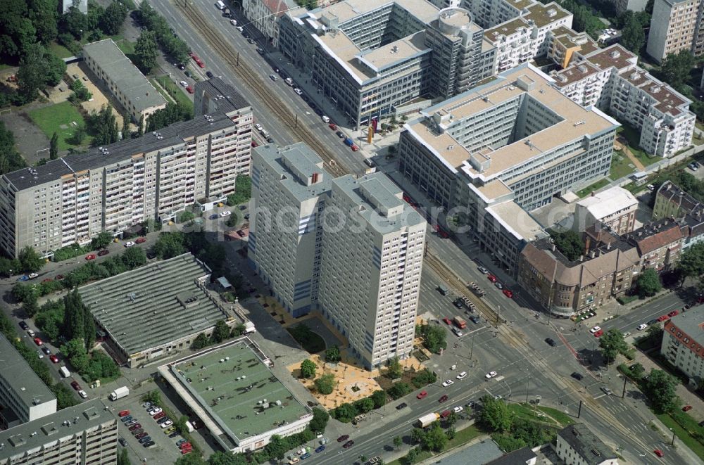 Aerial photograph Berlin Lichtenberg - Prefab - skyscraper at the intersection Strorkower street corner Möllendorffstraße in Berlin - Lichtenberg