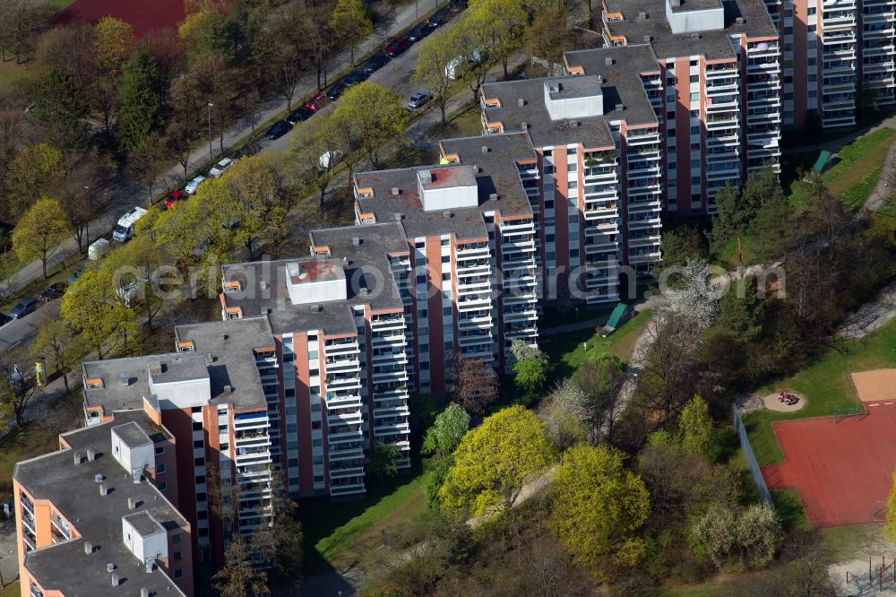 Aerial image München - High-rise buildings in the residential area of a??a??an industrially manufactured prefabricated housing estate on Adenauerring in the district of Ramersdorf-Perlach in Munich in the state of Bavaria, Germany