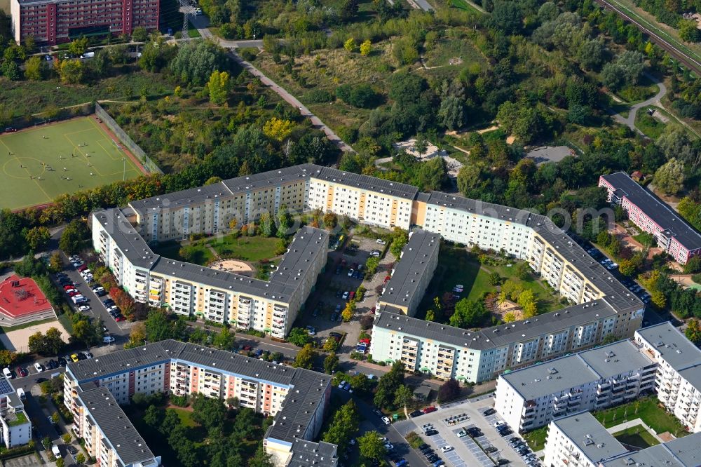 Aerial image Berlin - Skyscrapers in the residential area of industrially manufactured settlement Albert-Kuntz-Strasse in the district Hellersdorf in Berlin, Germany