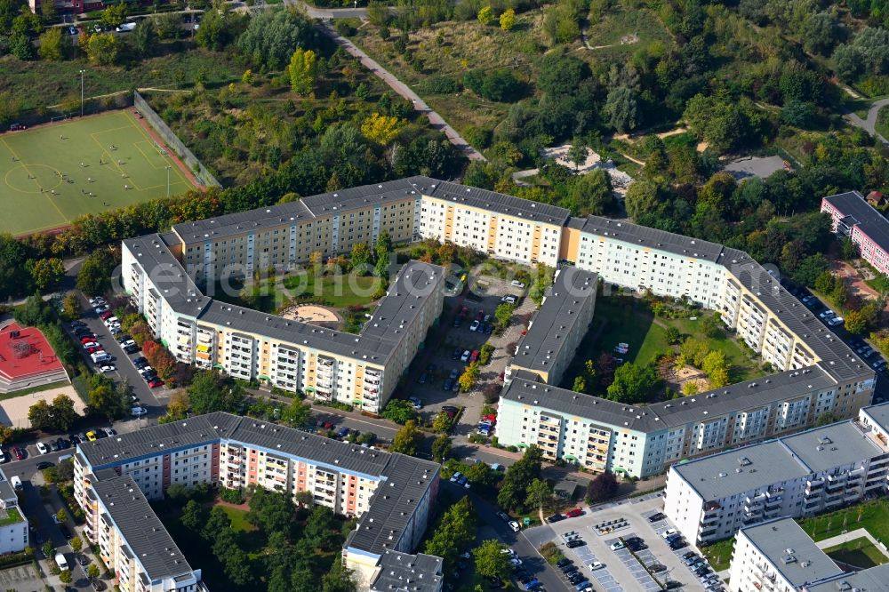 Aerial photograph Berlin - Skyscrapers in the residential area of industrially manufactured settlement Albert-Kuntz-Strasse in the district Hellersdorf in Berlin, Germany