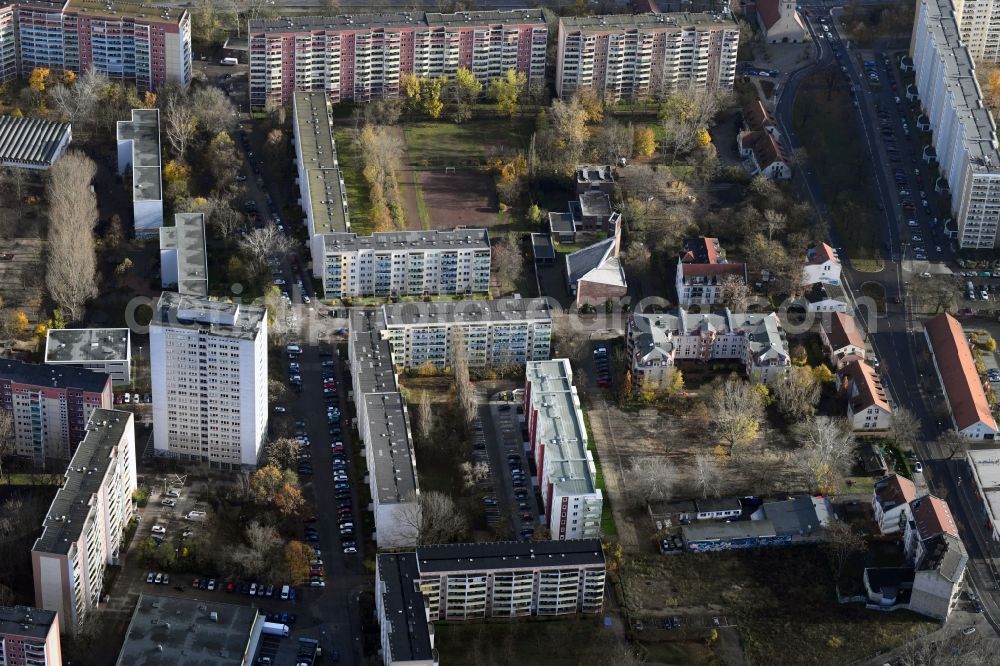 Berlin from the bird's eye view: Skyscrapers in the residential area of industrially manufactured settlement Alfred-Kowalke-Strasse - Massower Strasse - Kurze Strasse in the district Lichtenberg in Berlin, Germany