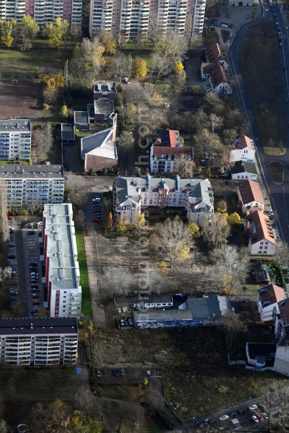 Aerial image Berlin - Skyscrapers in the residential area of industrially manufactured settlement Alfred-Kowalke-Strasse - Massower Strasse - Kurze Strasse in the district Lichtenberg in Berlin, Germany