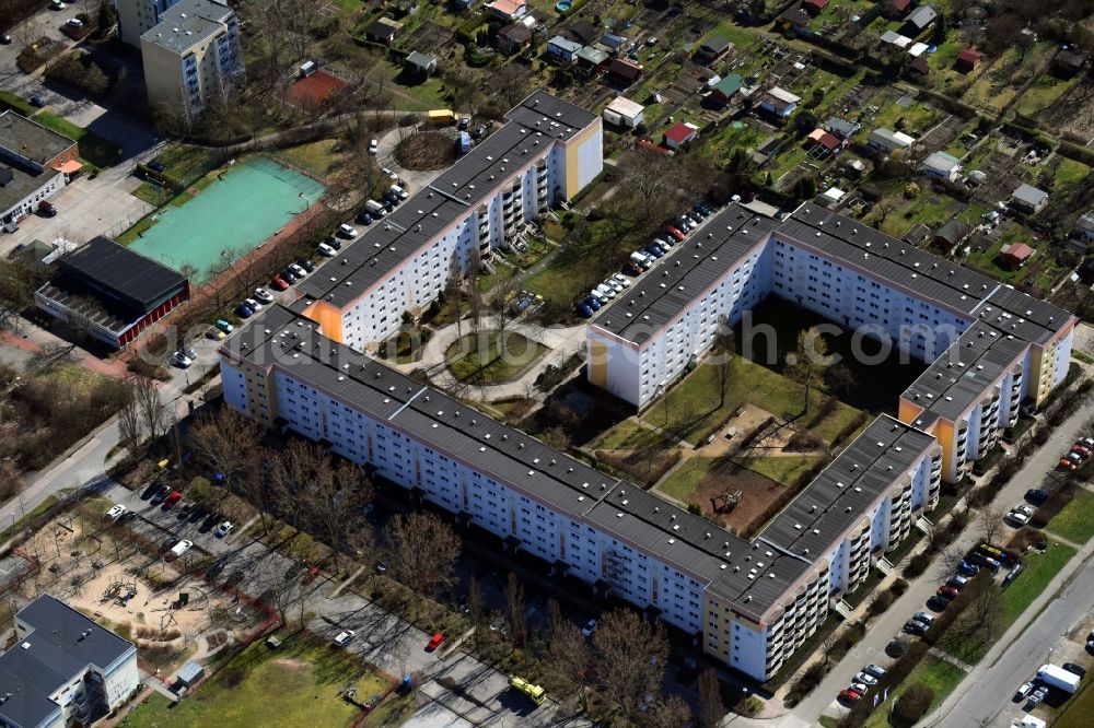 Berlin from the bird's eye view: Skyscrapers in the residential area of industrially manufactured settlement Alte Hellersdorfer Strasse in the district Hellersdorf in Berlin