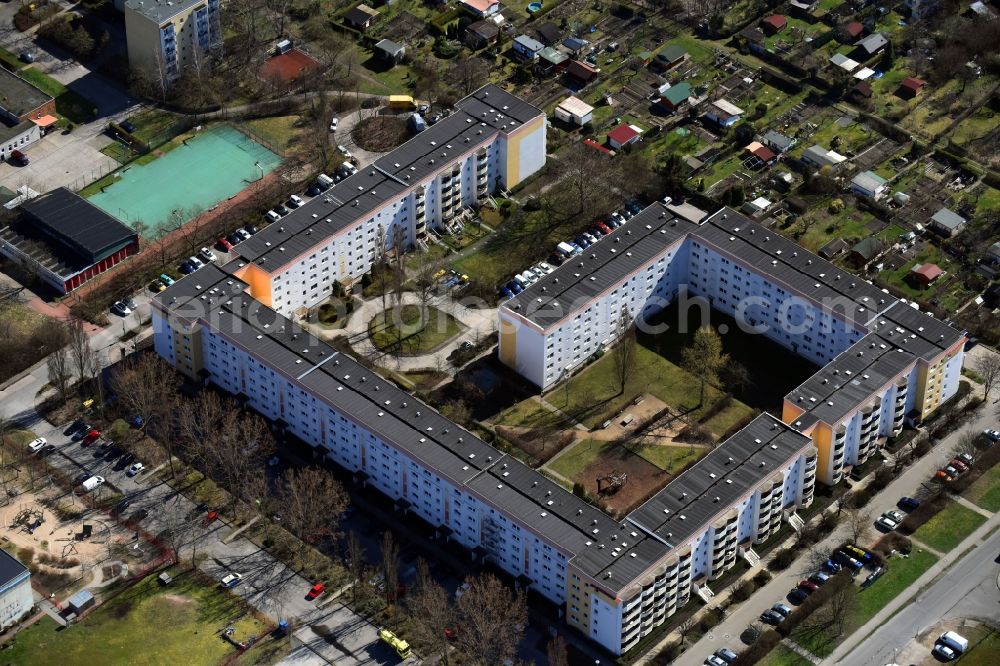 Aerial photograph Berlin - Skyscrapers in the residential area of industrially manufactured settlement Alte Hellersdorfer Strasse in the district Hellersdorf in Berlin