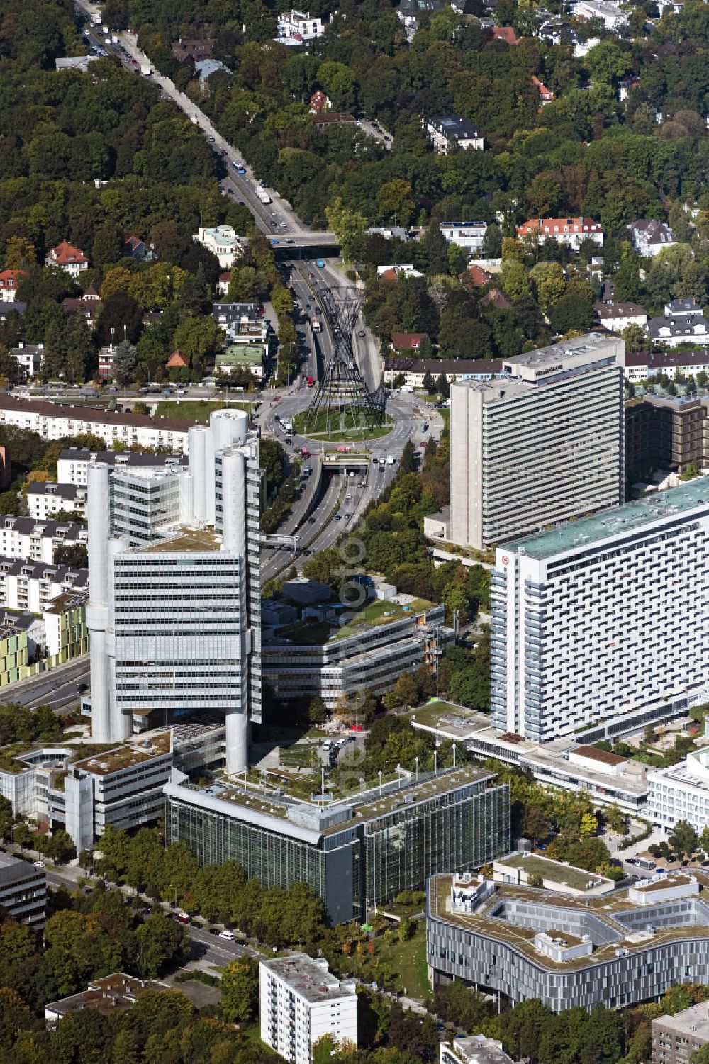 München from the bird's eye view: Skyscrapers in the residential area of industrially manufactured settlement Elektrastrasse - Englschalkinger Strasse on Arabellapark in the district Bogenhausen in Munich in the state Bavaria, Germany