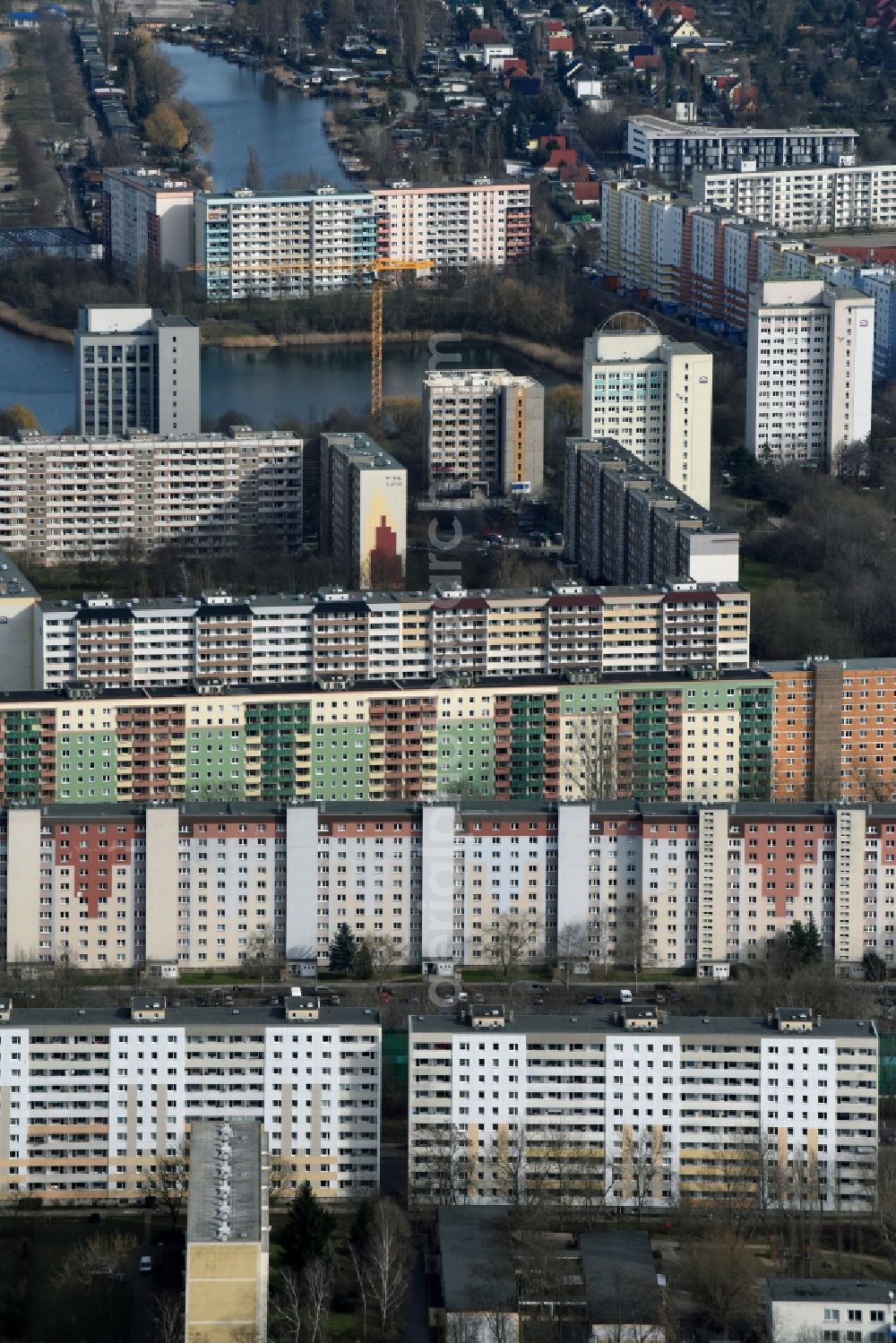 Magdeburg from the bird's eye view: Skyscrapers in the residential area of industrially manufactured settlement Barleber Strasse in the district Neustaedter See in Magdeburg in the state Saxony-Anhalt