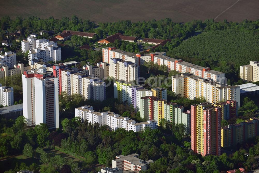 Aerial photograph Berlin - Skyscrapers in the residential area of industrially manufactured settlement in Berlin in Germany