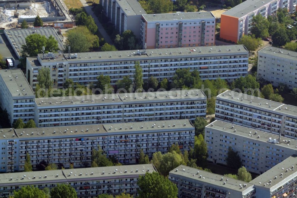 Aerial photograph Berlin - Skyscrapers in the residential area of industrially manufactured settlement at the Schwarzwurzelstrasse in Berlin in Germany