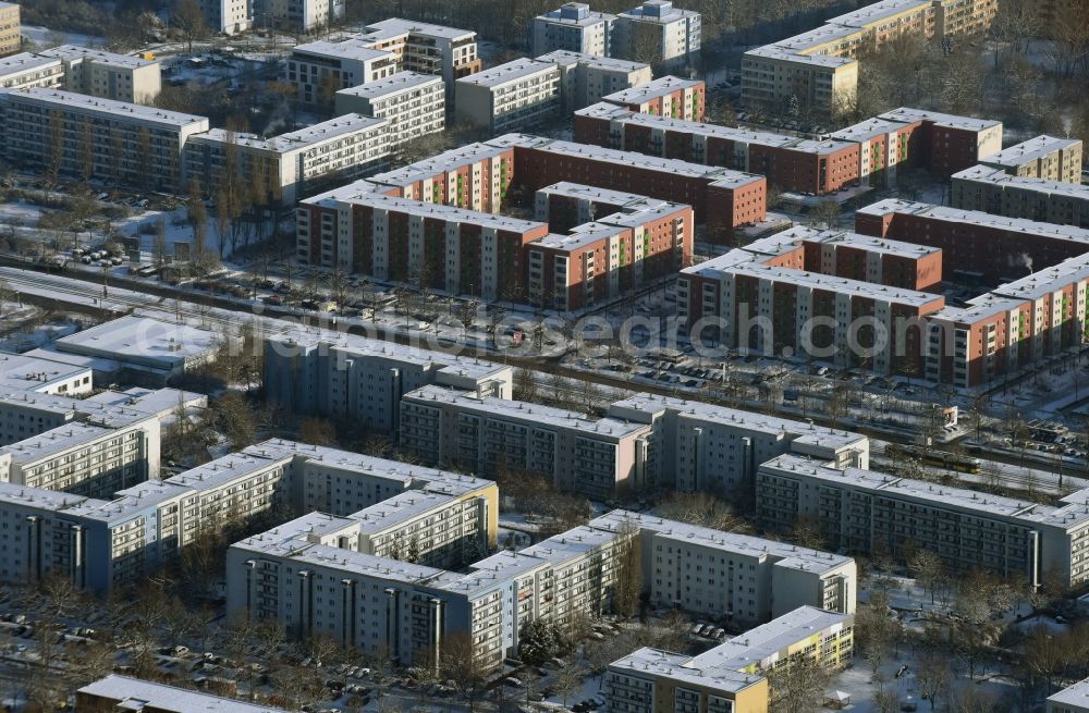 Aerial image Berlin - Winterly snowy high-rise building in the residential area of aindustrially manufactured settlement besides the road Stendaler Strasse in Berlin in Germany