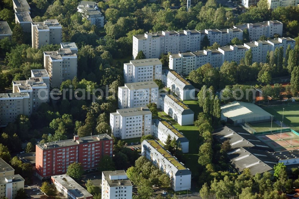 Aerial photograph Berlin - Skyscrapers in the residential area of industrially manufactured settlement at Wedellstreet in the district Lankwitz in Berlin