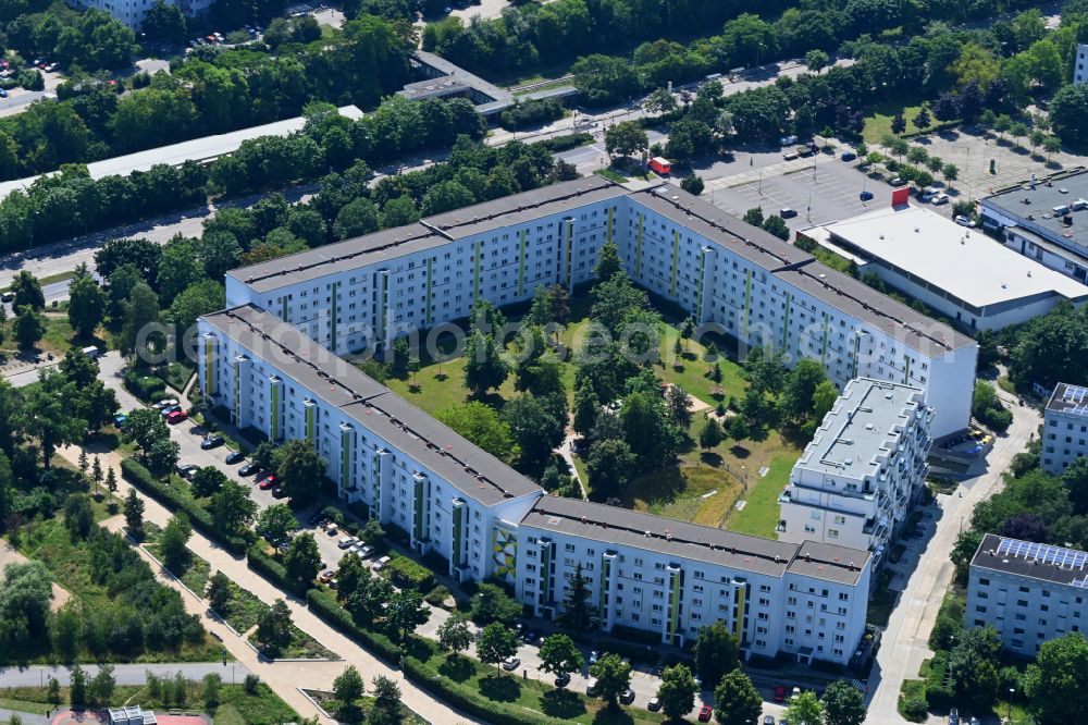 Berlin from above - Residential area of industrially manufactured settlement on street Feldberger Ring in the district Hellersdorf in Berlin, Germany