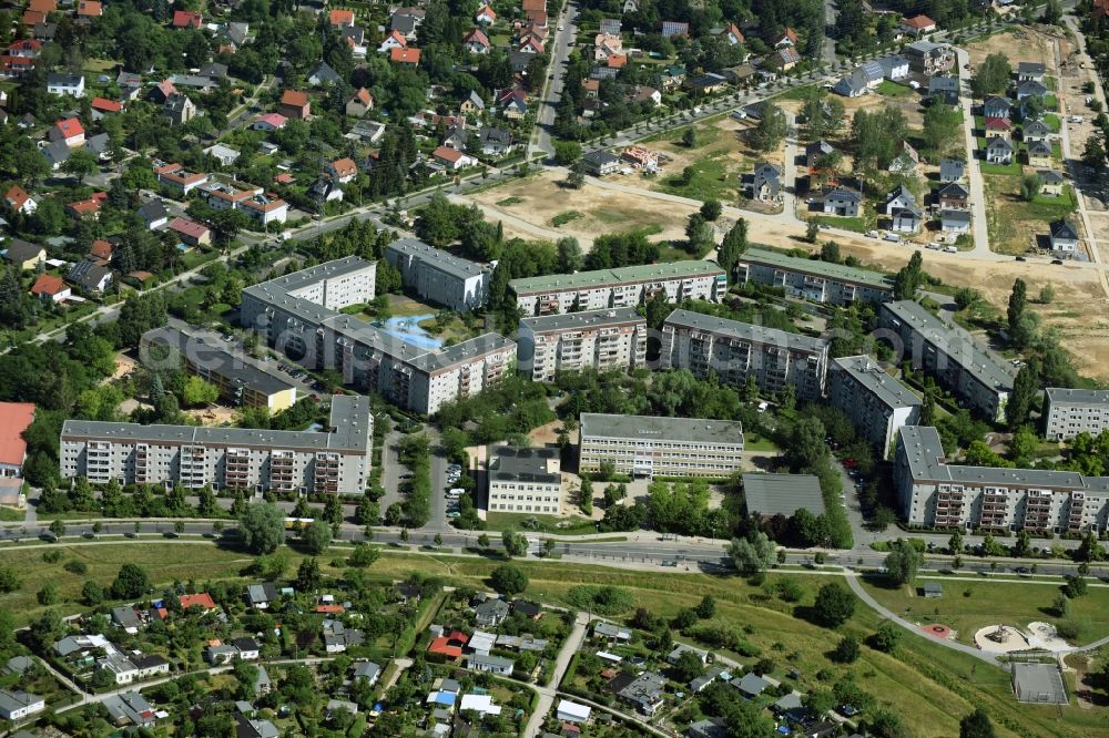 Berlin from the bird's eye view: Skyscrapers in the residential area of industrially manufactured settlement and school BEST-Sabel-Grundschule Kaulsdorf on Wernerstrasse in Berlin