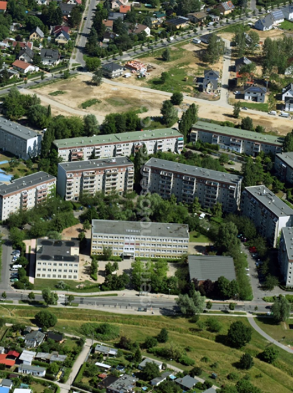 Aerial image Berlin - Skyscrapers in the residential area of industrially manufactured settlement and school BEST-Sabel-Grundschule Kaulsdorf on Wernerstrasse in Berlin