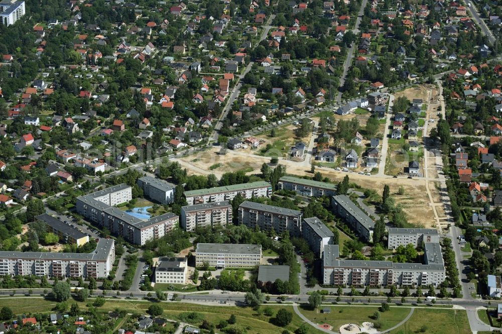 Aerial photograph Berlin - Skyscrapers in the residential area of industrially manufactured settlement and school BEST-Sabel-Grundschule Kaulsdorf on Wernerstrasse in Berlin