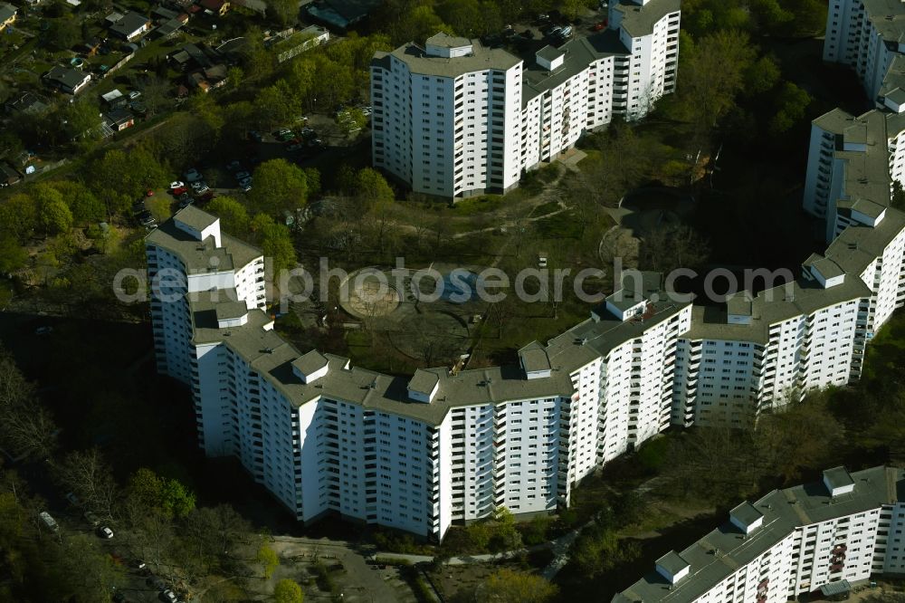 Aerial photograph Berlin - Skyscrapers in the residential area of a??a??an industrially manufactured prefabricated housing estate on Bruchstueckegraben in the Maerkisches Viertel district in Berlin, Germany