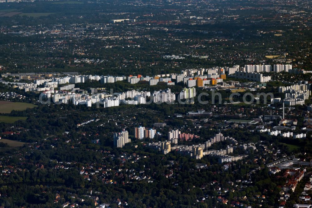 Berlin from the bird's eye view: Skyscrapers in the residential area of a??a??an industrially manufactured prefabricated housing estate on Bruchstueckegraben in the Maerkisches Viertel district in Berlin, Germany