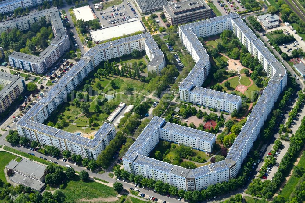 Aerial image Berlin - Skyscrapers in the residential area of industrially manufactured settlement Carola-Neher-Strasse - John-Heartfield-Strasse in the district Hellersdorf in Berlin, Germany